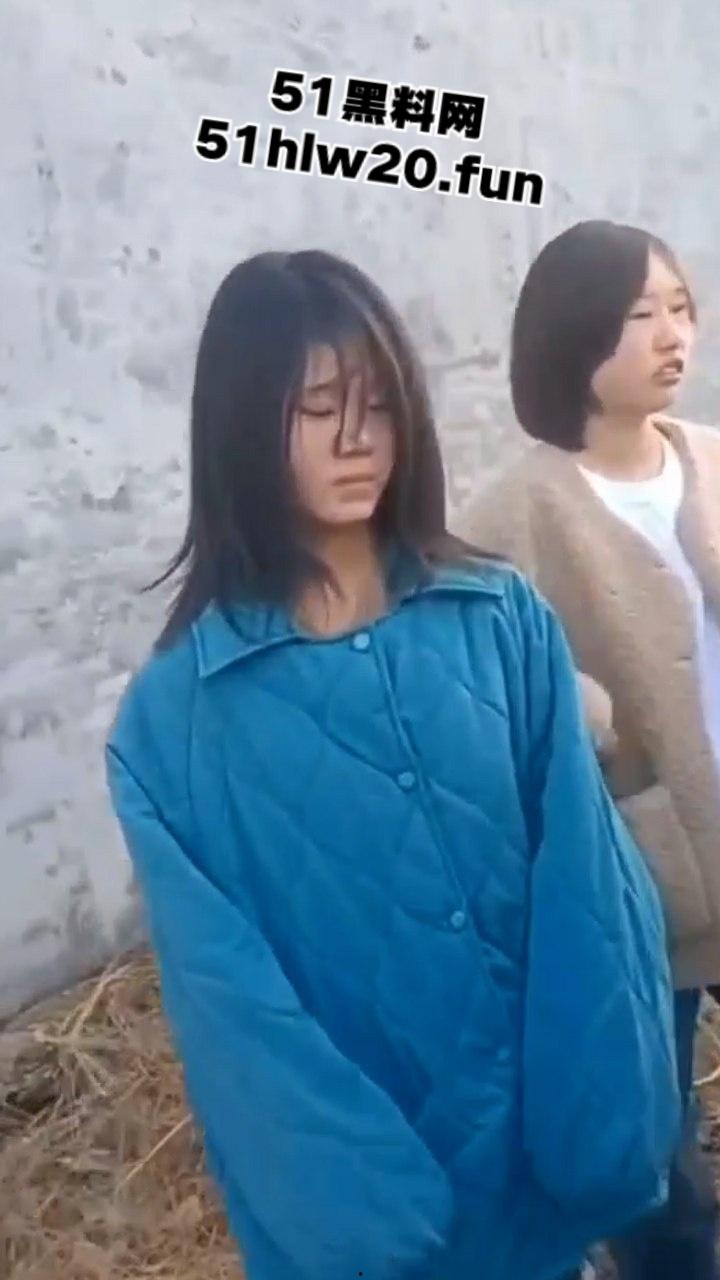 校园霸凌,小太妹野外霸凌同班女同学,拽头发扇脸下手超狠一群贱逼欠教育!-5