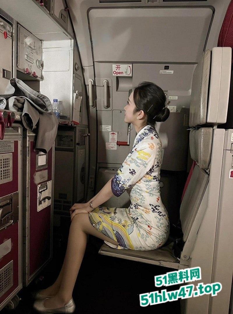 海航绝美空乘【雨晴】高颜值长腿女神,竟偷偷下海接客化身制服女王高跟踩屌,白虎骚穴被无套打桩爆操。-7
