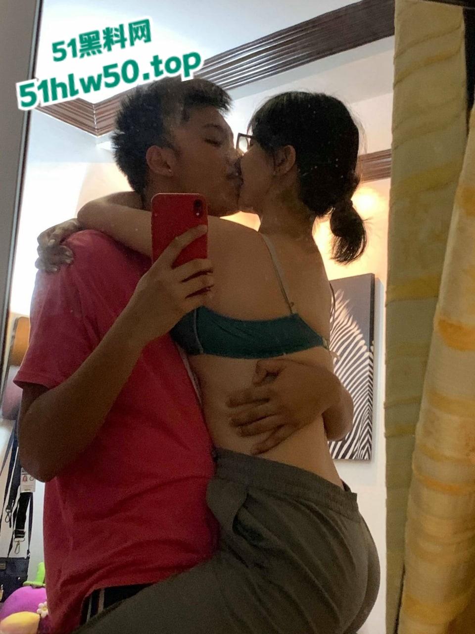 印尼极品美女主播【Julz】网友疯求的巨乳尤物,遭男友曝光私拍视频奶大臀肥性感至极啊!-3