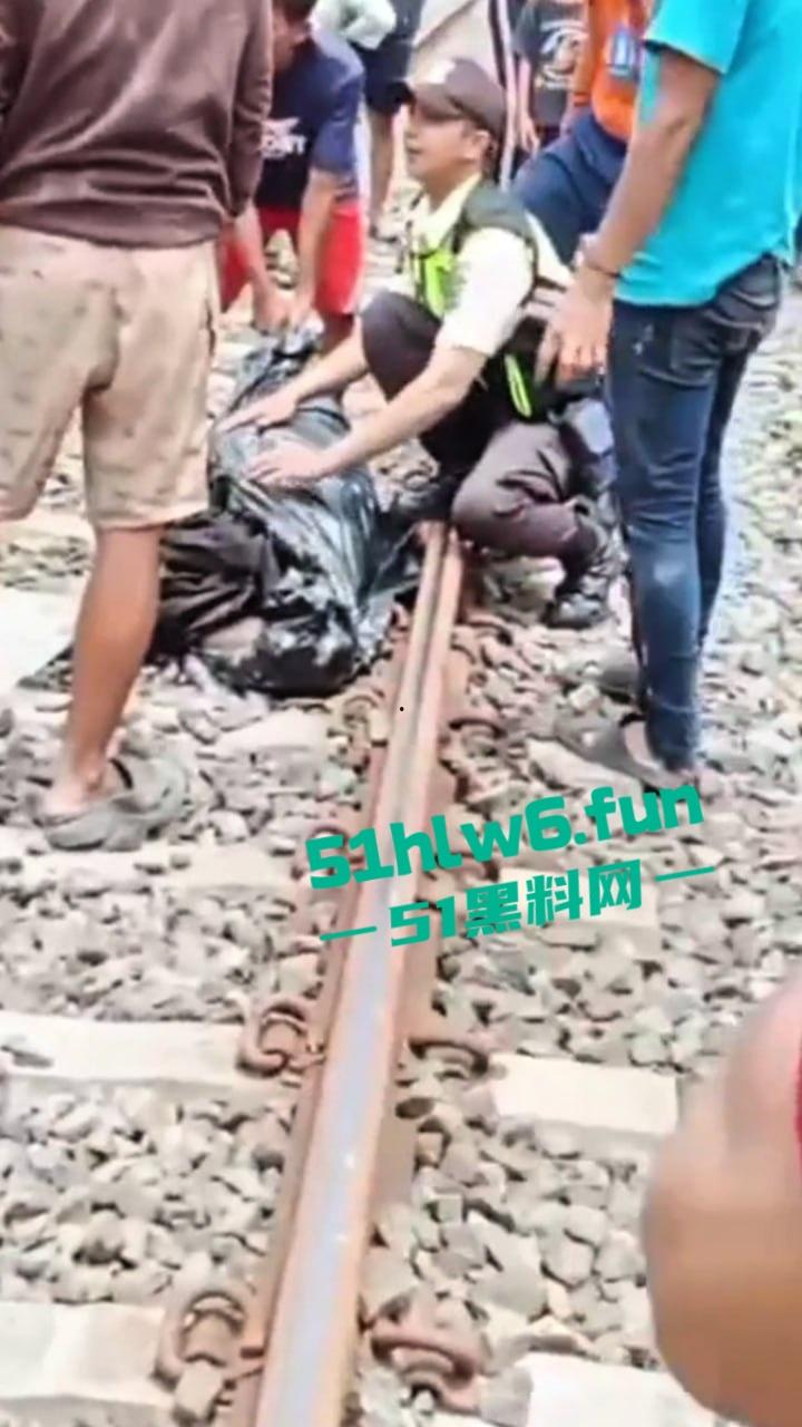 印度三哥作死现场,打横市男子一边玩游戏一边过火车道,结果遭遇货车碾压拖行100多米当场死亡。-1