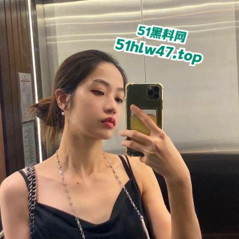 新加坡花店老板娘【Babeyiyi】身材超性感的女神竟偷情黑鬼,大黑屌各种抽插爆操视频流出。-1