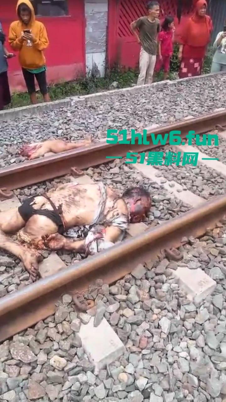 印度三哥作死现场,打横市男子一边玩游戏一边过火车道,结果遭遇货车碾压拖行100多米当场死亡。-7