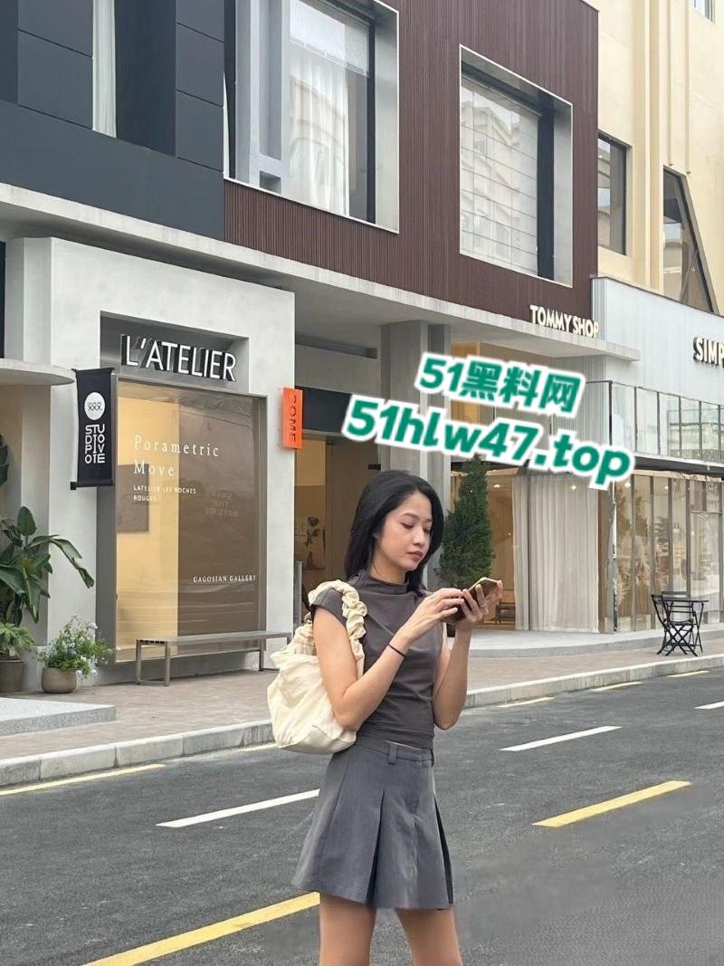 新加坡花店老板娘【Babeyiyi】身材超性感的女神竟偷情黑鬼,大黑屌各种抽插爆操视频流出。-8