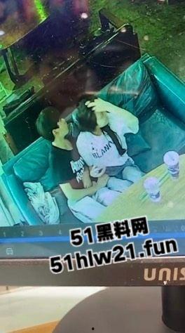 广西玉林仙尼奶茶店，偷拍同校高冷女神【孙晓慧】给校外给一男子口交，同学调出监控将其曝光。-4