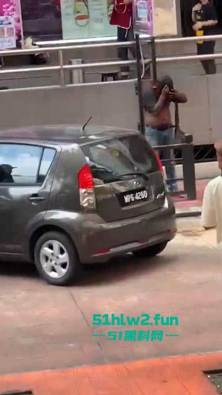 马来西亚男子酗酒吸毒恶魔buff叠满,致精神紊乱当街砍人,刺激的现场视频流出。-1