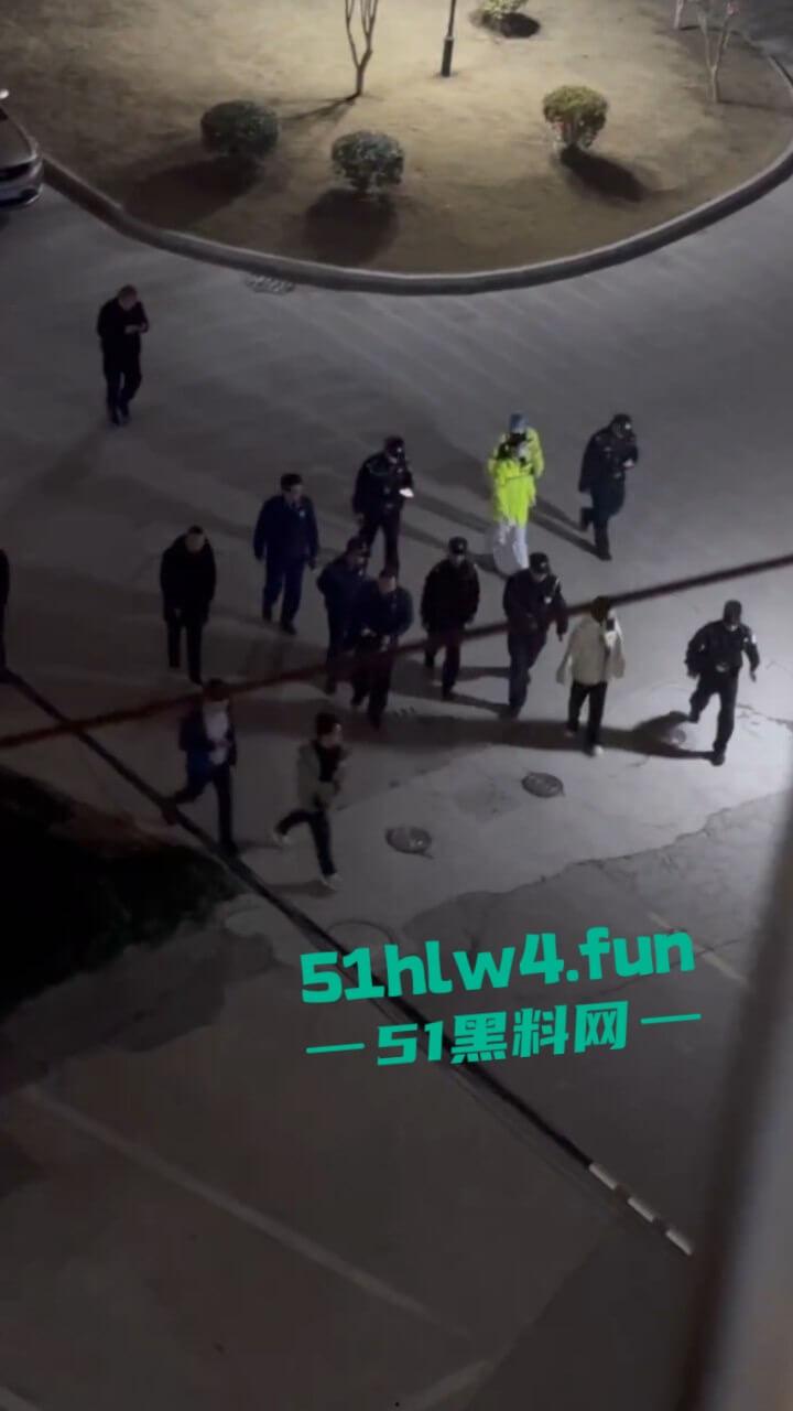 吉利学院杀人事件,女学生遭遇猥亵推搡中持刀将男子捅死,女孩已经被特警带走。-2