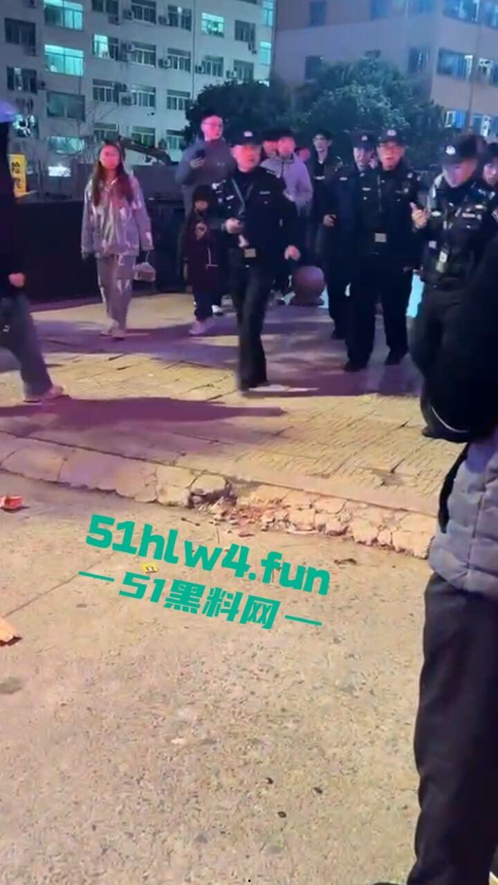 吉利学院杀人事件,女学生遭遇猥亵推搡中持刀将男子捅死,女孩已经被特警带走。-3