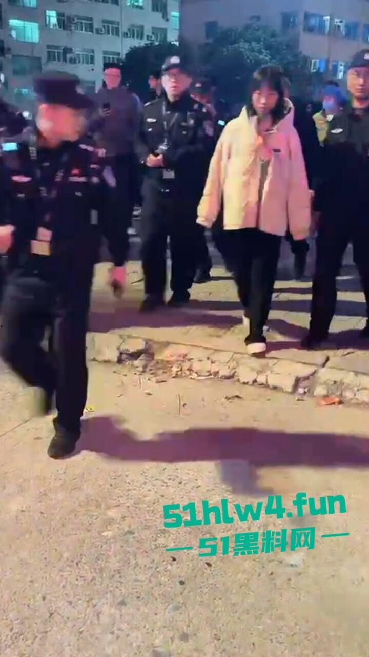 吉利学院杀人事件,女学生遭遇猥亵推搡中持刀将男子捅死,女孩已经被特警带走。-4