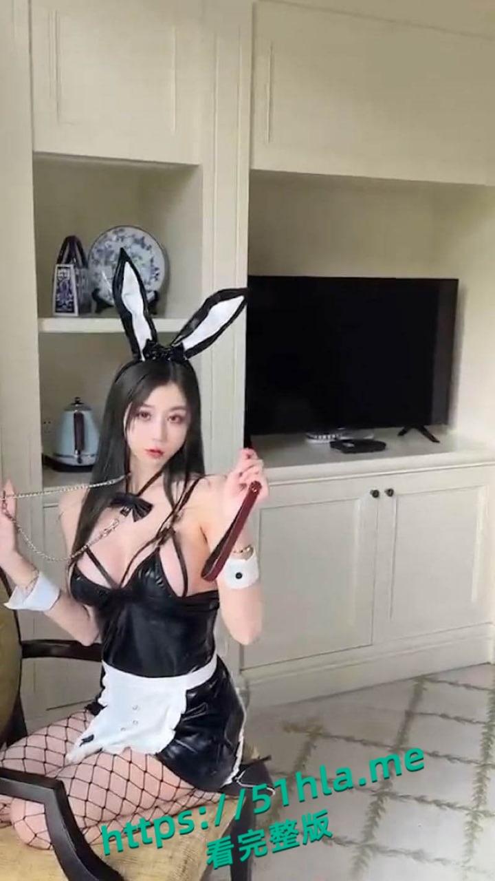 秀人网极品模特【甜仔】兔女郎诱惑写真，付费花絮露点自拍，饱满巨乳令人血脉喷张！-7