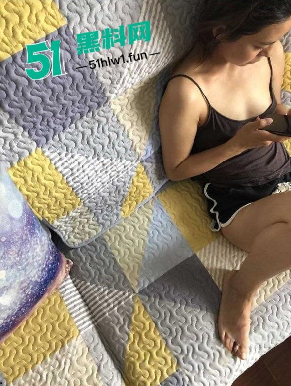 震惊!七岁男童为了游戏皮肤不惜把拿妈妈照片视频的跟人交换,偷拍妈妈大量裸照和视频传出。-2