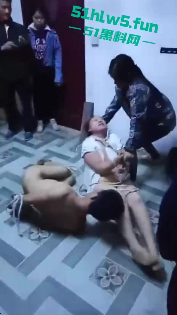狠人捉奸现场,男子带家人捉奸竟将妻子和情人捆绑,这是要浸猪笼么绑人家属已被刑拘。-3