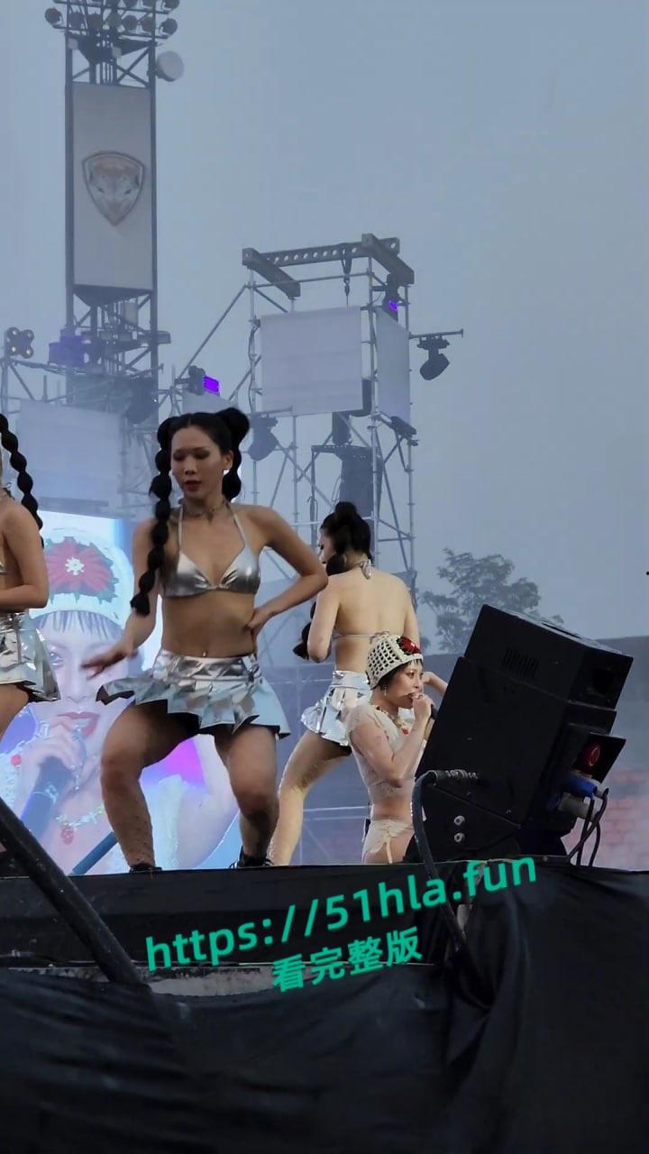 韩国人气明星【泫雅】清凉献唱舞台上火辣热舞,台下观众水枪互动呲水,湿身诱惑性感身躯完美展示!-4