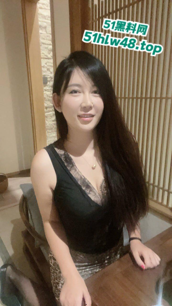 顶级尤物女神【李雅】高颜值完美身材,最新白衬衫超短裙私房写真系列大尺度私拍流出。-1