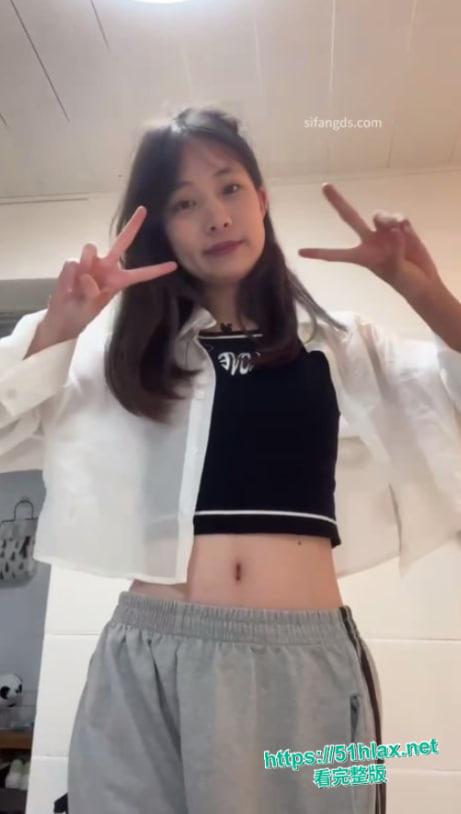 可爱大眼贫乳萌妹私密炮战视频流出！甜美清纯脸蛋全裸自拍奶头硬翘阴唇湿润欲拒还迎，男友大鸡巴无套狂怼骚穴主动迎合变床上骚货-1