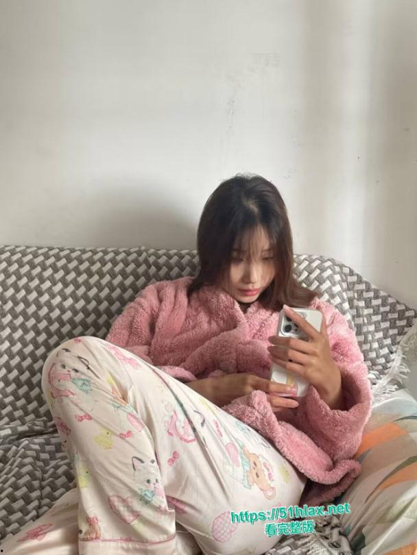 可爱大眼贫乳萌妹私密炮战视频流出！甜美清纯脸蛋全裸自拍奶头硬翘阴唇湿润欲拒还迎，男友大鸡巴无套狂怼骚穴主动迎合变床上骚货-2