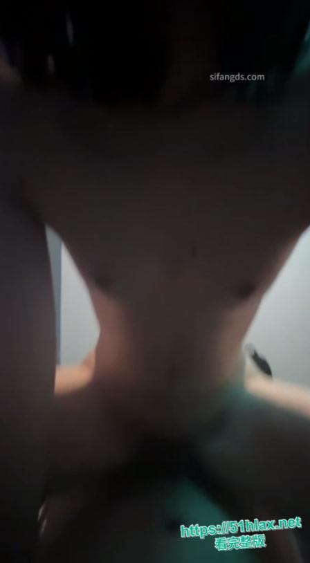 可爱大眼贫乳萌妹私密炮战视频流出！甜美清纯脸蛋全裸自拍奶头硬翘阴唇湿润欲拒还迎，男友大鸡巴无套狂怼骚穴主动迎合变床上骚货-6