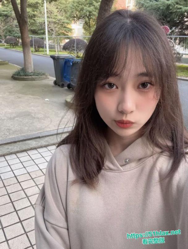 可爱大眼贫乳萌妹私密炮战视频流出！甜美清纯脸蛋全裸自拍奶头硬翘阴唇湿润欲拒还迎，男友大鸡巴无套狂怼骚穴主动迎合变床上骚货-9