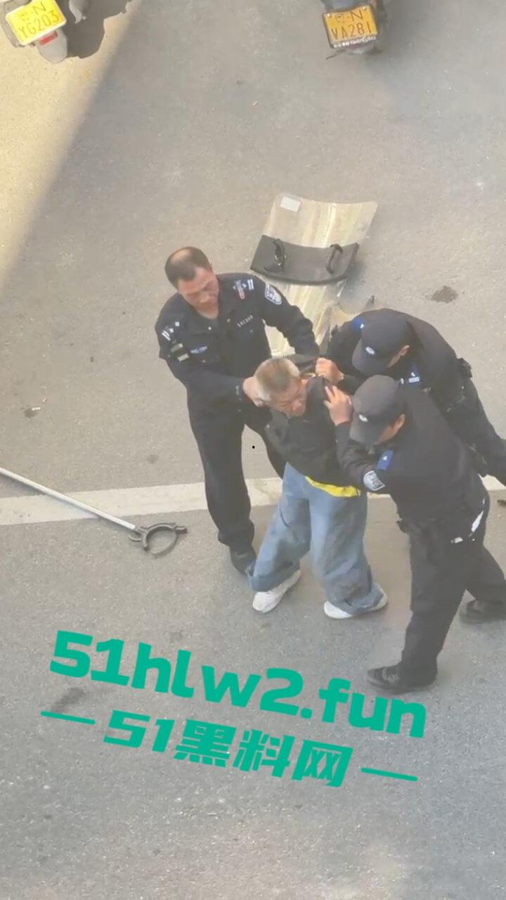 汕尾市海丰县持刀匪徒和帽子叔叔对峙被抓，王某抢劫犯此前有吸毒史逮捕现场视频曝光。-2