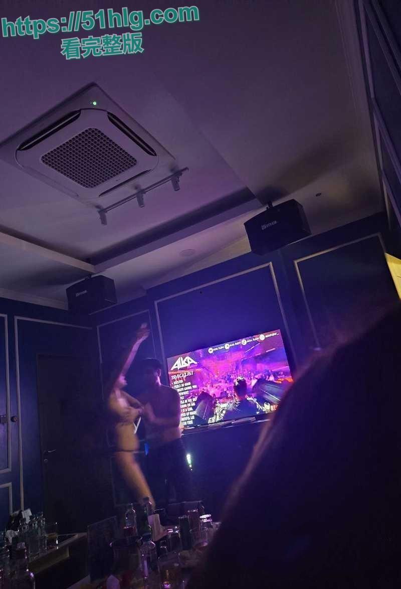 【北京】天上人间VIP包厢淫乱视频曝光!权贵乐园荒淫无度,美女公主全裸爆操,两男三女全场嗨翻-9