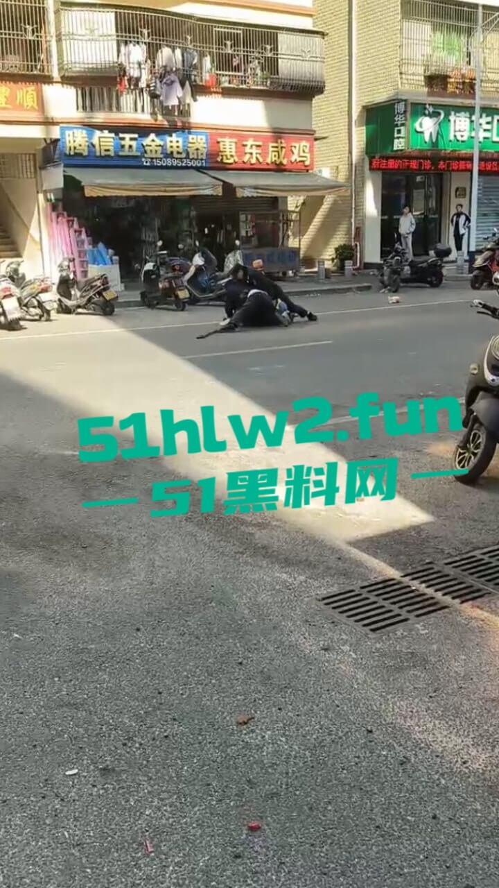 汕尾市海丰县持刀匪徒和帽子叔叔对峙被抓，王某抢劫犯此前有吸毒史逮捕现场视频曝光。-6