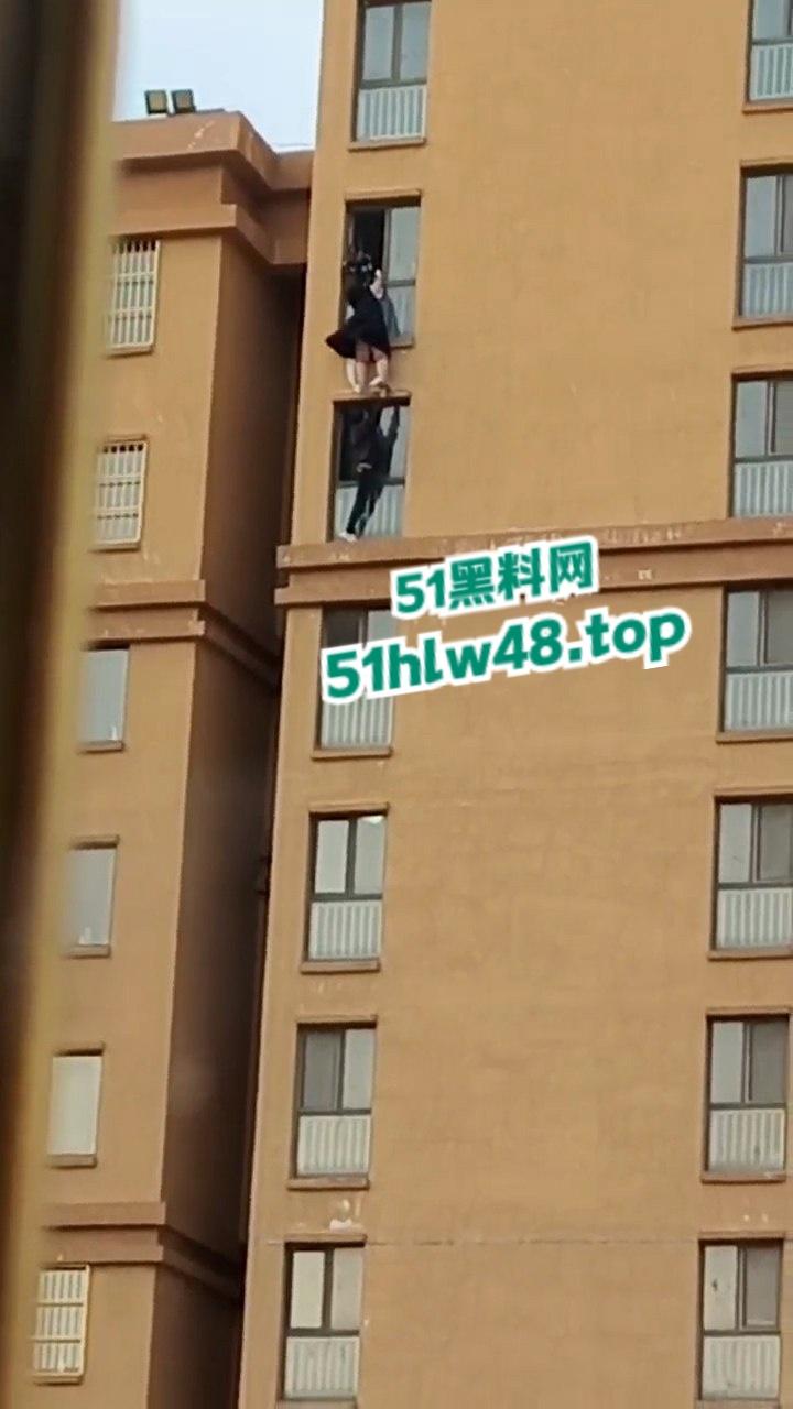 河北定州惊现坦克肉女跳楼,回心转意不跳但四五男人拉不动,女生不幸坠落摔成肉泥!-2