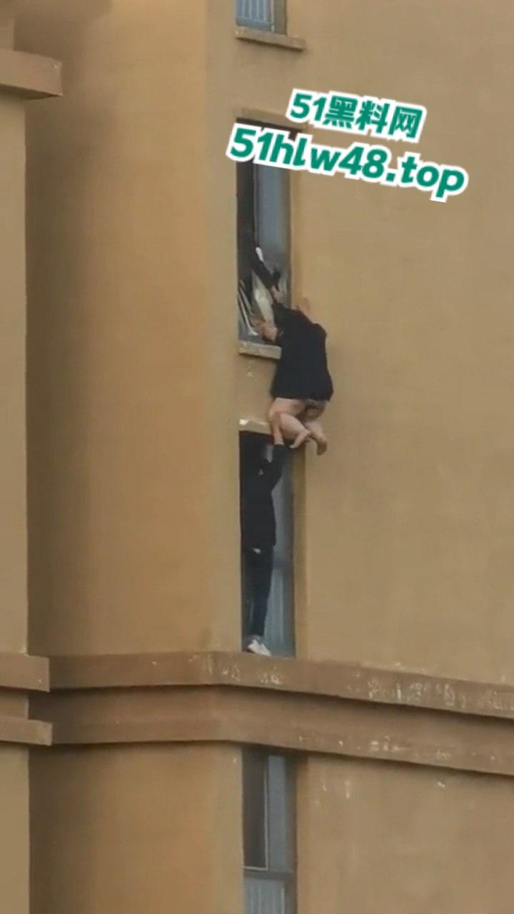 河北定州惊现坦克肉女跳楼,回心转意不跳但四五男人拉不动,女生不幸坠落摔成肉泥!-3