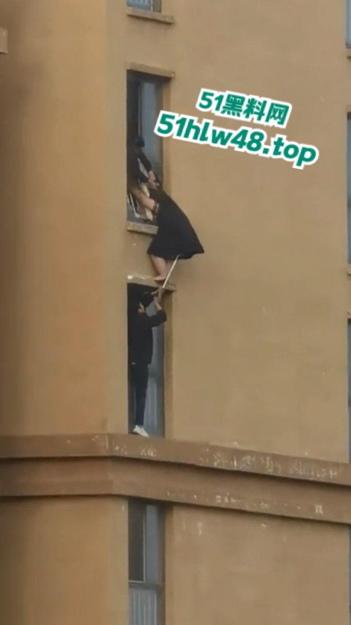 河北定州惊现坦克肉女跳楼,回心转意不跳但四五男人拉不动,女生不幸坠落摔成肉泥!-6