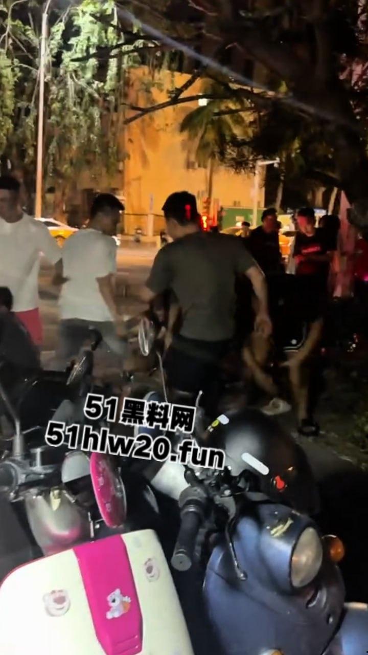 海南三亚实拍斗殴现场,三亚苏荷酒吧门口几个男子遭疯狂殴打,疑似街边要女子电话被男伴带人殴打。-4
