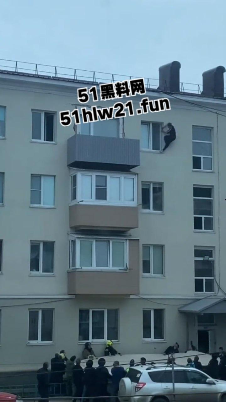 山东男子跳楼自杀,为了将自己摔死还特意选择了入户门的棚顶,这下摔的真Q弹啊。-1