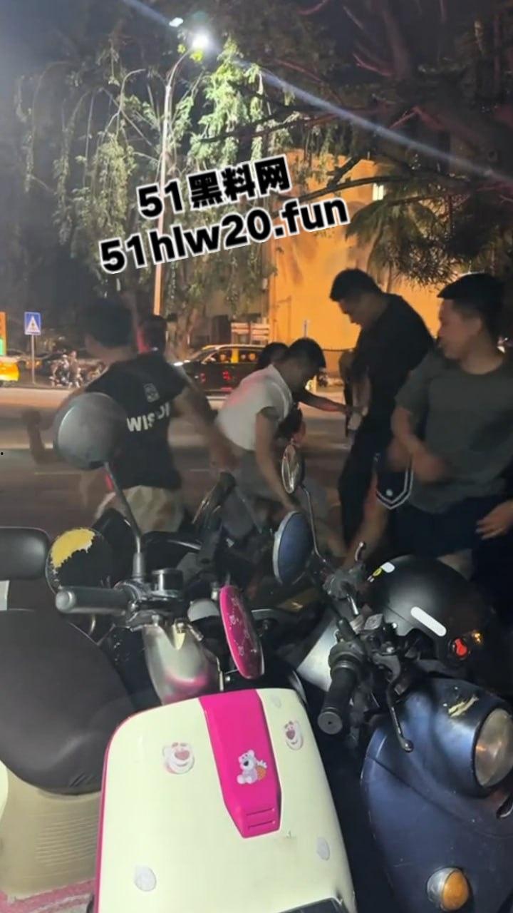 海南三亚实拍斗殴现场,三亚苏荷酒吧门口几个男子遭疯狂殴打,疑似街边要女子电话被男伴带人殴打。-7