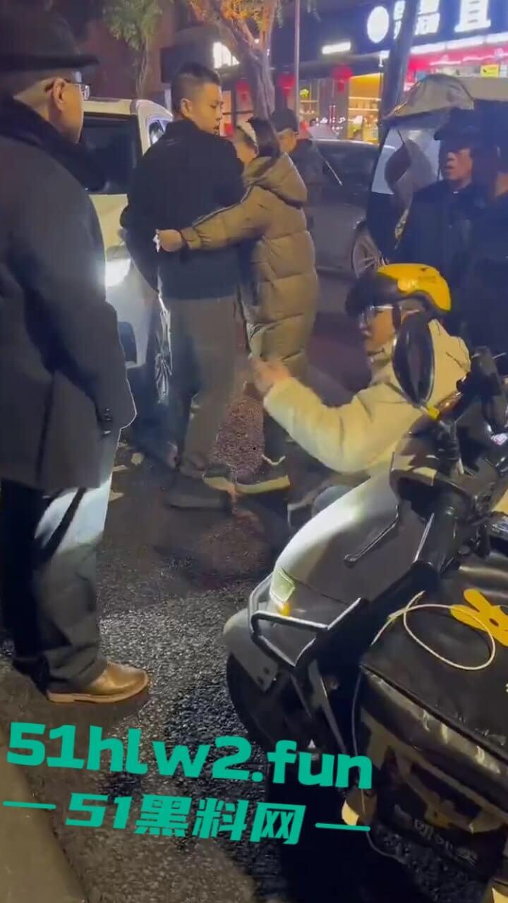 四川乐山奇葩男女,开个破吉利撞到外卖员下车辱骂对方,称自己是有钱人这逼装的能给满分。-1