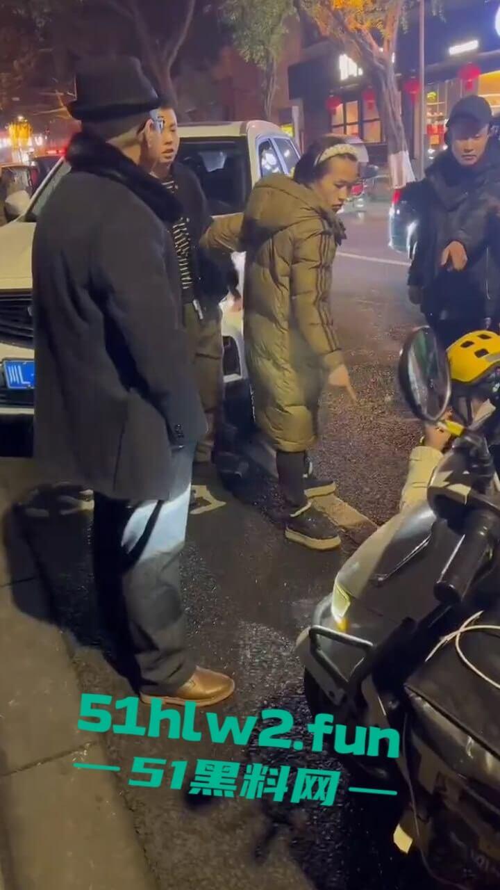 四川乐山奇葩男女,开个破吉利撞到外卖员下车辱骂对方,称自己是有钱人这逼装的能给满分。-3