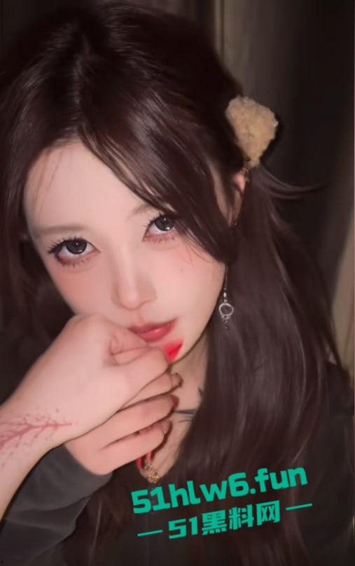 芜湖鸠江区YJ理发店女主被曝,疑似抖音美女博主【鱼鱼骨】未拉窗帘给榜一大哥的私拍流出!-3