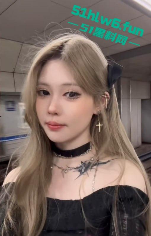 芜湖鸠江区YJ理发店女主被曝,疑似抖音美女博主【鱼鱼骨】未拉窗帘给榜一大哥的私拍流出!-7