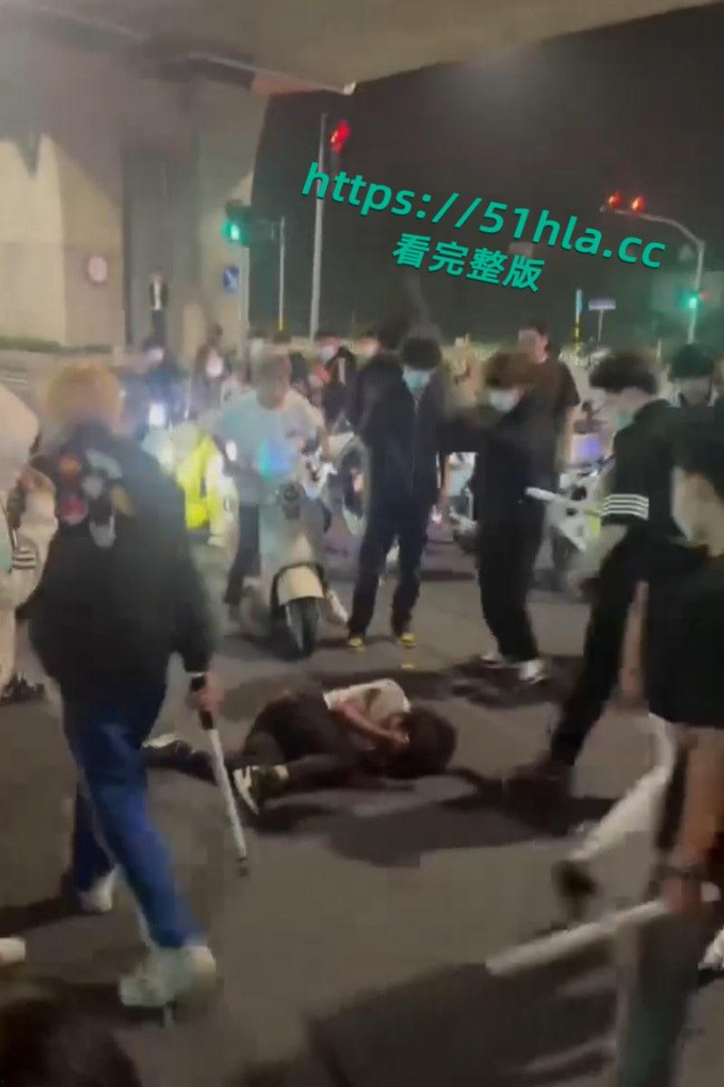 山东临沂五路高架桥下，中鲁石化精神小伙午夜寻仇，多人手持棍棒砸车打人，手段之残忍与畜生无异！-1