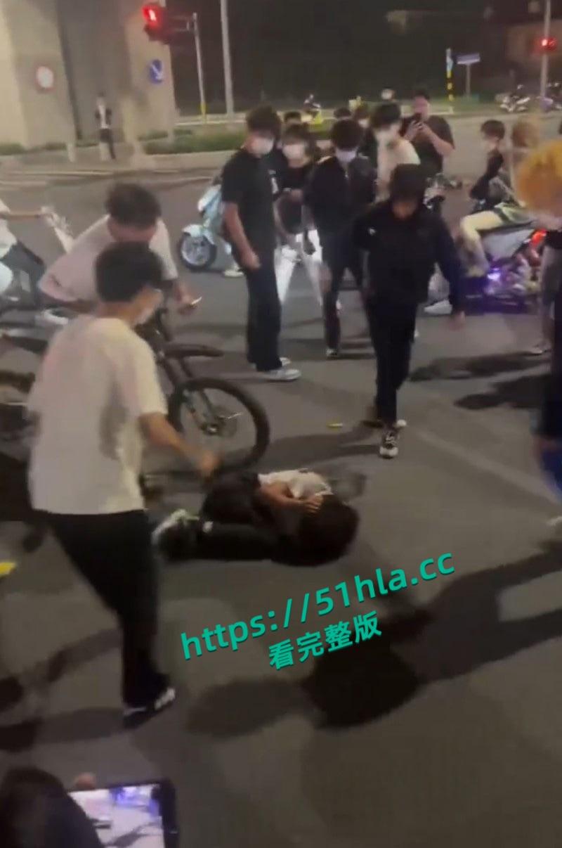 山东临沂五路高架桥下，中鲁石化精神小伙午夜寻仇，多人手持棍棒砸车打人，手段之残忍与畜生无异！-2