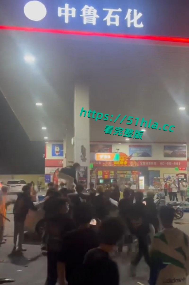 山东临沂五路高架桥下，中鲁石化精神小伙午夜寻仇，多人手持棍棒砸车打人，手段之残忍与畜生无异！-3