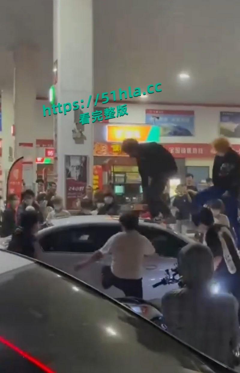 山东临沂五路高架桥下，中鲁石化精神小伙午夜寻仇，多人手持棍棒砸车打人，手段之残忍与畜生无异！-4