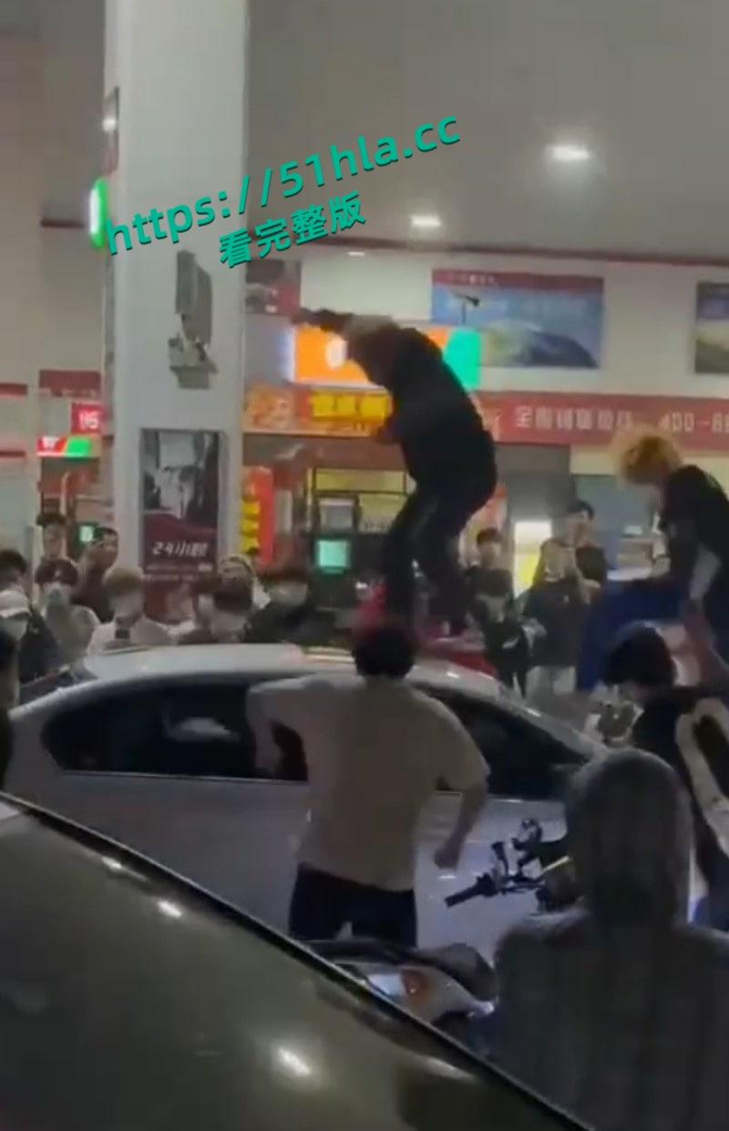 山东临沂五路高架桥下，中鲁石化精神小伙午夜寻仇，多人手持棍棒砸车打人，手段之残忍与畜生无异！-5