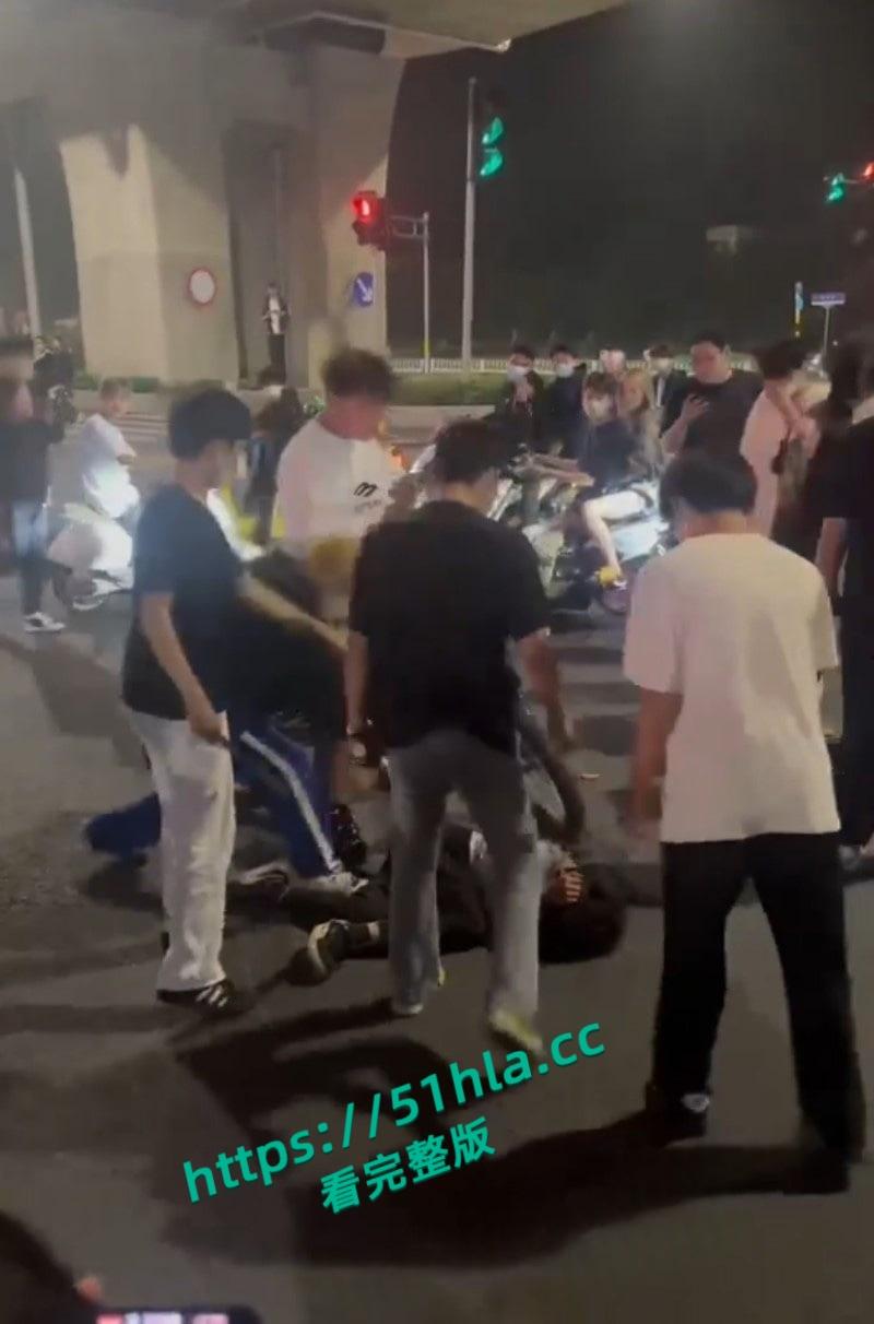 山东临沂五路高架桥下，中鲁石化精神小伙午夜寻仇，多人手持棍棒砸车打人，手段之残忍与畜生无异！-6