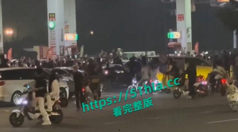 山东临沂五路高架桥下，中鲁石化精神小伙午夜寻仇，多人手持棍棒砸车打人，手段之残忍与畜生无异！-7