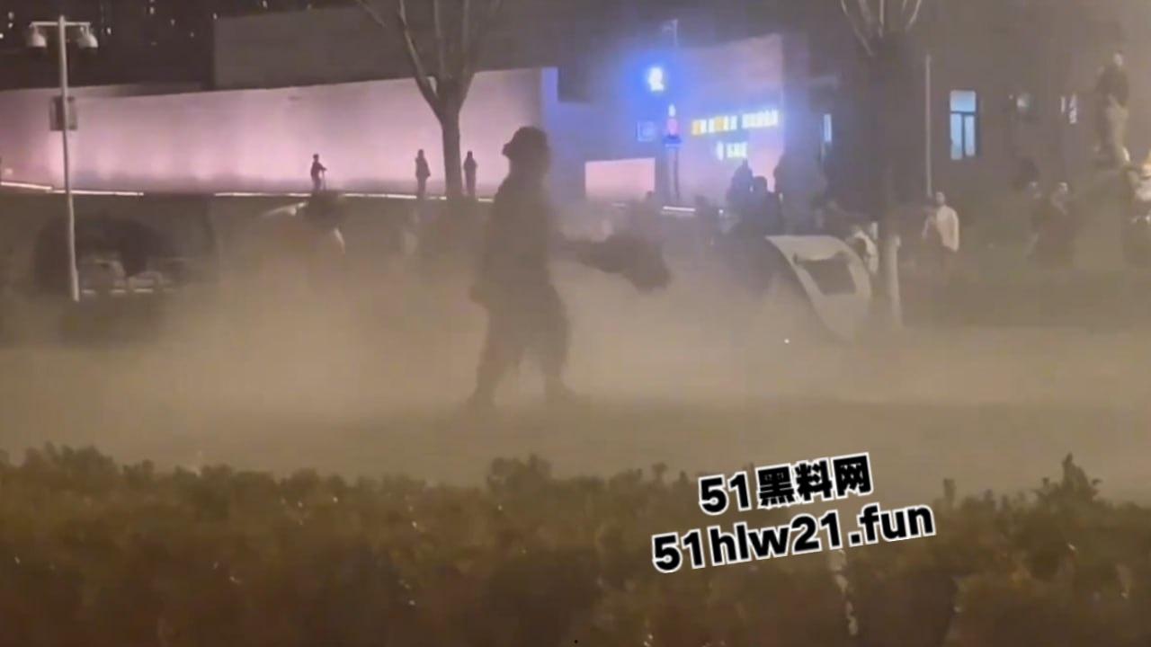 河北石家庄捅人事件,因孩子起争执叫人殴打对方,结果来人直接掏刀捅人现场视频流出。-3