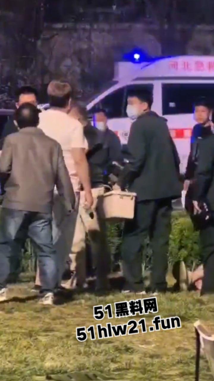 河北石家庄捅人事件,因孩子起争执叫人殴打对方,结果来人直接掏刀捅人现场视频流出。-5