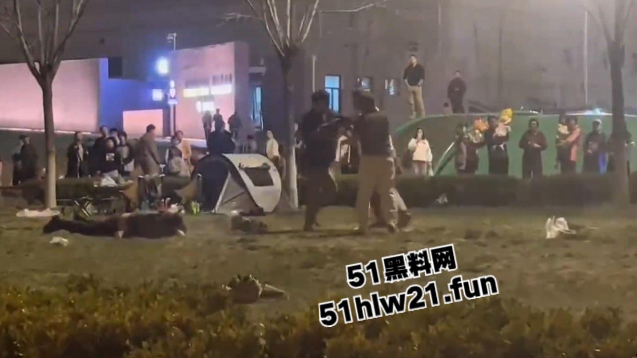 河北石家庄捅人事件,因孩子起争执叫人殴打对方,结果来人直接掏刀捅人现场视频流出。-7