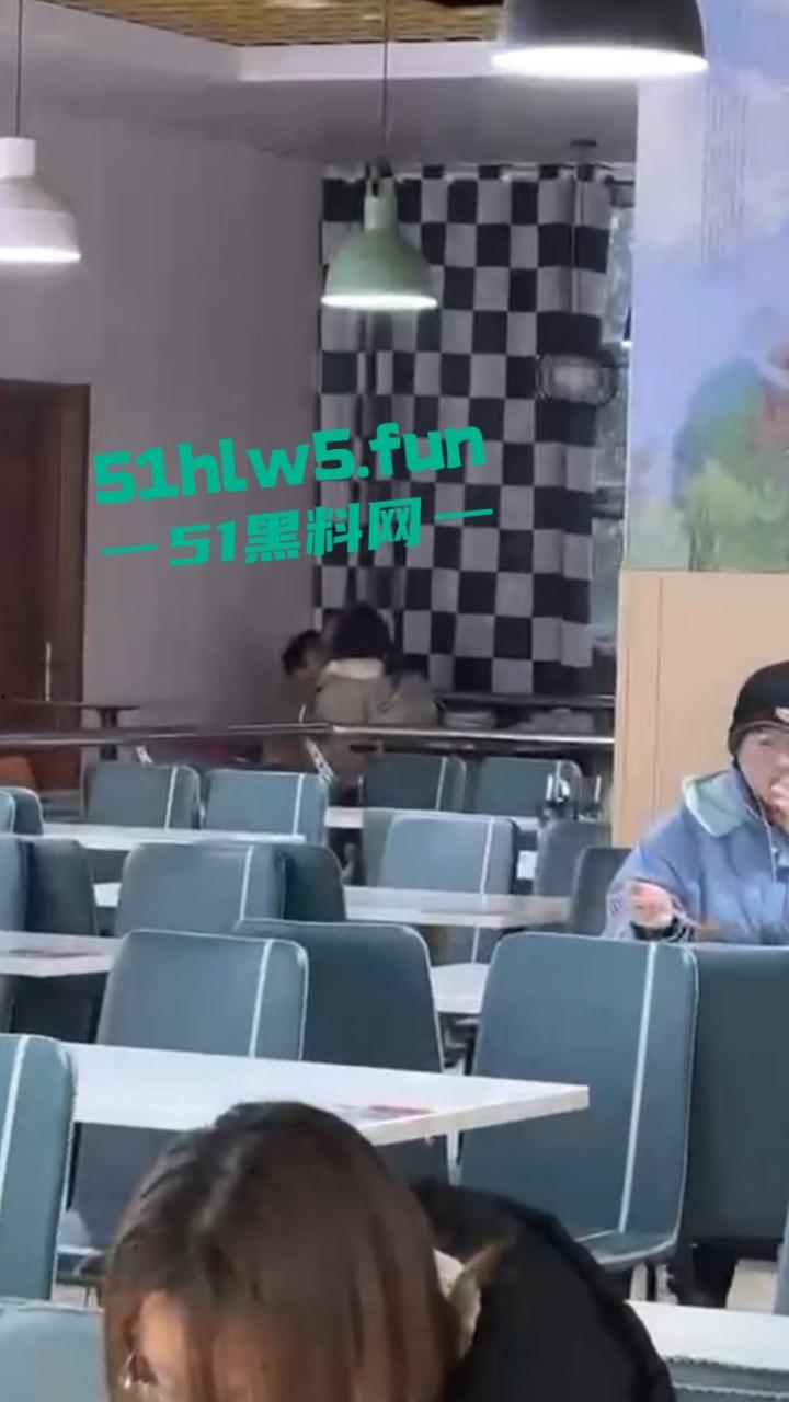 江苏师范大学,在食堂角落一对男女公然摸奶搓逼做爱啪啪,想不到还是被人录下来曝光。-2