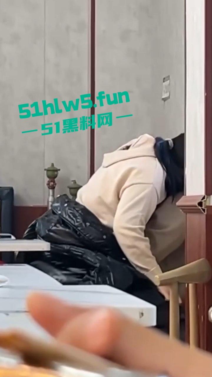 江苏师范大学,在食堂角落一对男女公然摸奶搓逼做爱啪啪,想不到还是被人录下来曝光。-5