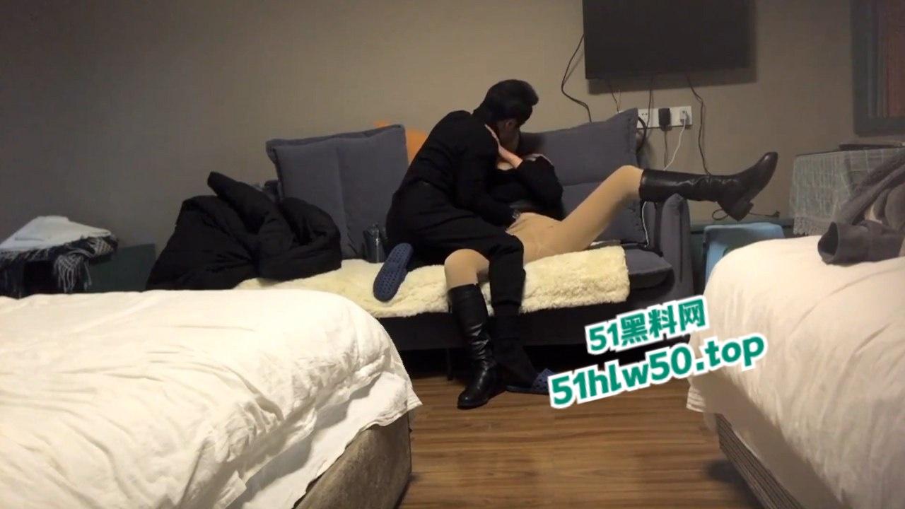 乱伦系列之姑侄,寂寞小姑为品尝年轻鸡巴色诱亲侄,长筒高跟靴诱惑十足主动抬逼让大侄子操到高潮。-5