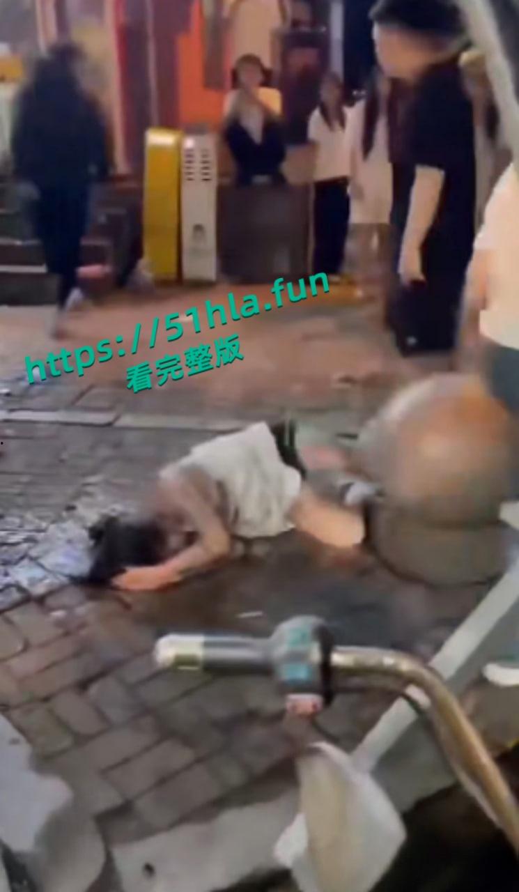 快手网红精神母女【小乔妹妹】参与霸凌后又招惹是非,深夜被多名大汉围殴,惨遭酒瓶爆头视频曝光!-6