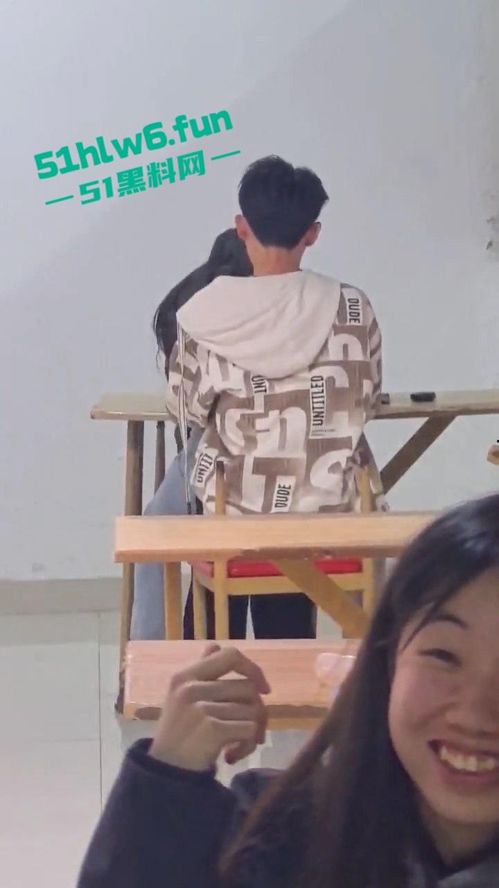 山东齐鲁大学情侣餐馆公然脱裤操逼,女生扒逼主动蹭鸡又搂又亲,操到高潮才满意。-1