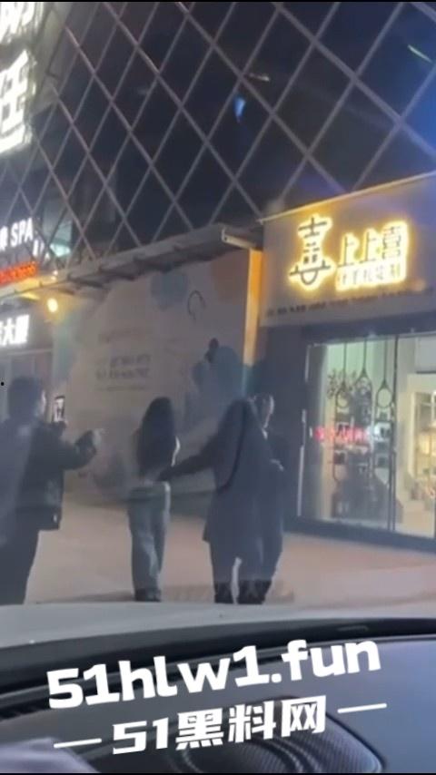 云南保山君悦广场大瓜,平安夜【王麒麟】表白原配直接现场抓奸曝光小三吃鸡视频。-1